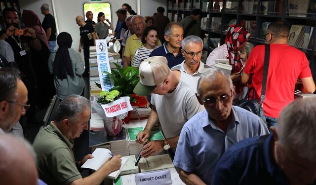 Türk Tarih Kurumunun Trabzon'daki 'mobil kitap satış mağazası'nda imza günü etkinliği yapıldı