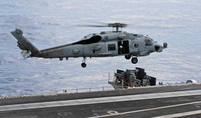 ABD ordusuna ait helikopter Umman Denizi'ne acil iniş yaptı: 1 kişi kayıp