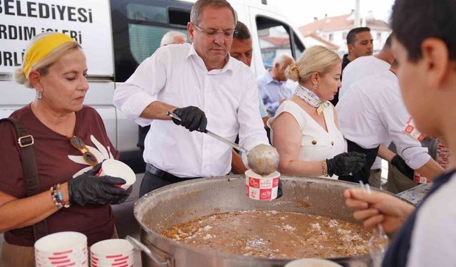 Ayvalık'ta binlerce kişiye aşure ikram edildi