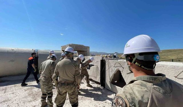Bayburt'ta jandarma personeline enkazda arama kurtarma eğitimi