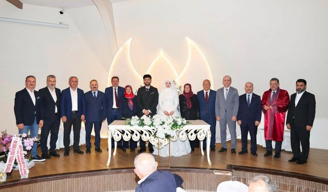 Sümeyye Kıran ve Lütfullah Öztürk’ün Düğününde Siyaset ve Akademi Dünyası Buluştu