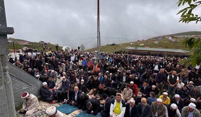 Kadırga’da açık hava camisinde cuma coşkusu: Yaylanın zirvesinde manevi buluşma
