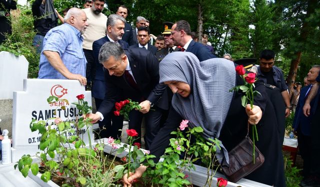 Vali Tahir Şahin 15 Temmuz Şehidi Samet Uslu’nun Kabrini Ziyaret Etti