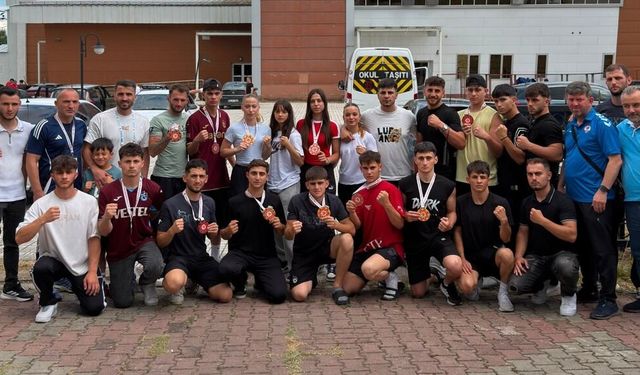 Trabzonlu Kick Boksçular Türkiye Şampiyonası’nda 11 Madalya Kazandı