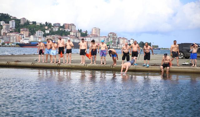 Rize'de 15 Temmuz İçin Anlamlı Vefa! Şehitler Anısına Karadeniz'de 4 Kilometre Yüzdüler