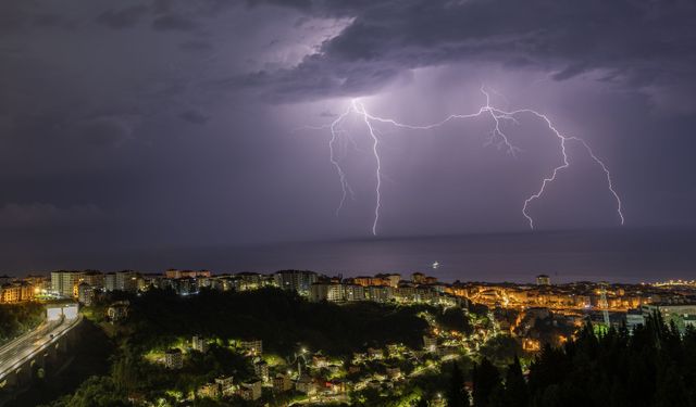Trabzon’da Geceyi Şimşekler Aydınlattı