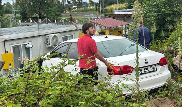 İşçi minibüsünün de karıştığı kazada 11 yaralı :Kırmızı ışıkta bekleyen minibüse arkadan çarptı