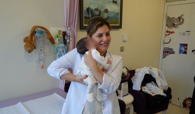 Organları Dışarıda Doğan Bebek Bölgemizde Hayata Tutundu