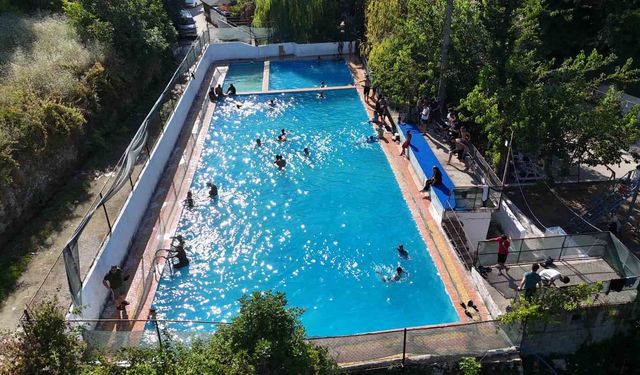 40 dereceyi aşan sıcakta vatandaşın serinleme adresi doğal suyuyla beslenen havuz oldu