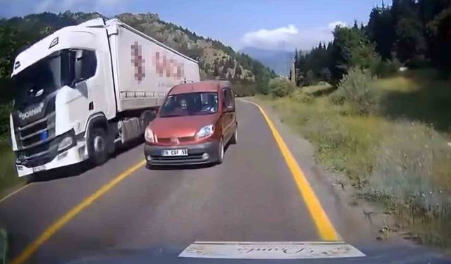 Ardahan-Şavşat karayolunda hatalı sollama araç kamerasında