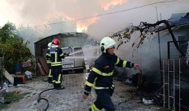 Bağ evi yangınında ev küle döndü, otomobil zarar gördü