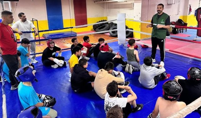 Bayburt'ta boks sporcularına bağımlılıkla mücadele eğitimi verildi