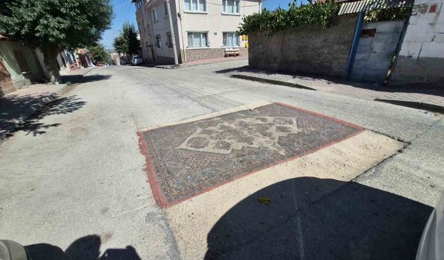 Böyle Çözüm Görülmedi! Yoldaki çukuru halıyla kapattılar