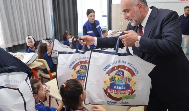 Canik'te birinci sınıfların sıralarında belediye sürprizi