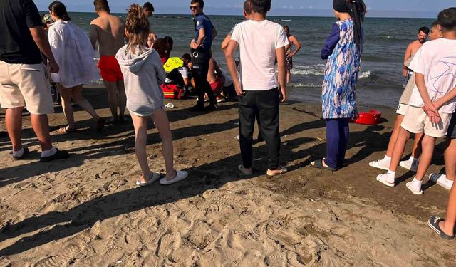 Denize giren anne ve 2 kızı boğulma tehlikesi geçirdi