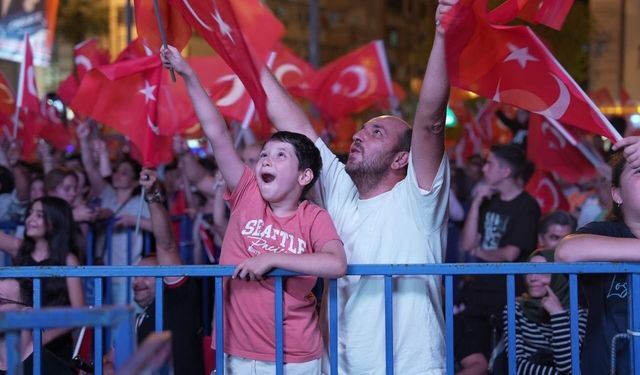 Denizli'de 30 Ağustos coşkusu Sagopa ile zirveye tırmandı
