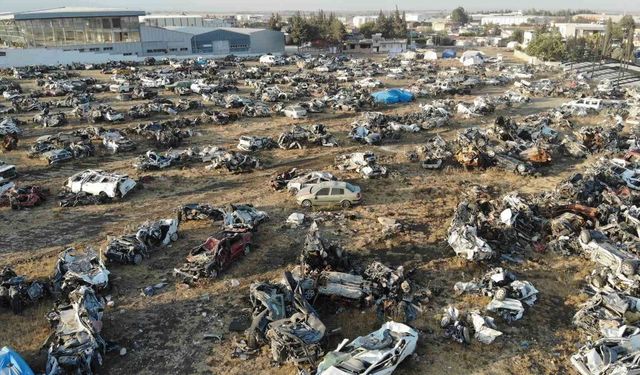Depremin acı yüzünü yansıtan araç mezarlığından geriye sadece bir minibüs kaldı
