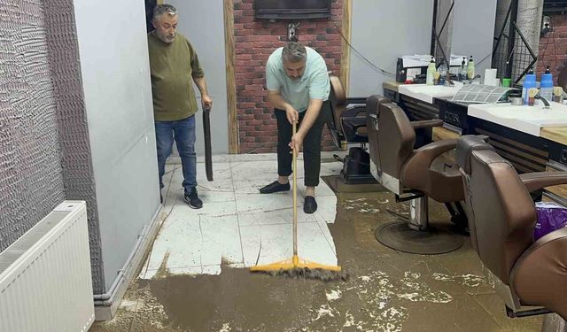 Fatsa'da sağanak yağış hayatı felç etti: Ev ve iş yerlerini su bastı