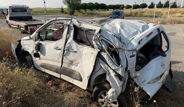 Hafif ticari araç takla attı: 1 ölü, 2 yaralı