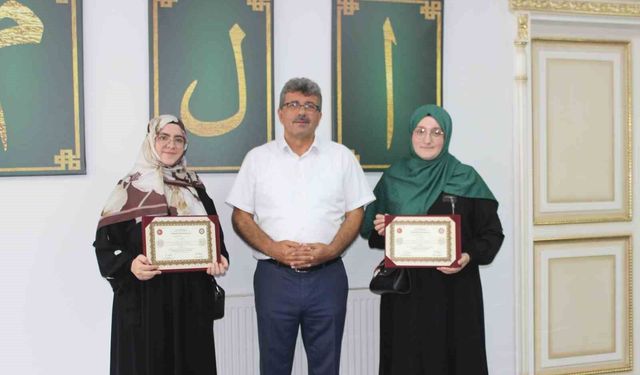 Hafızlık eğitimini tamamlayan 8 öğrenciye belgeleri verildi