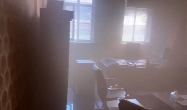 Kovancılar Öğretmenevi'nde buzdolabı yangına neden oldu: 5 kişi dumandan etkilendi