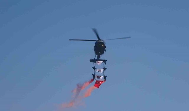Malazgirt'te jandarma helikopterlerinin gösterisi nefes kesti