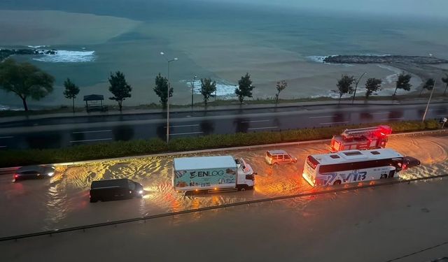 Sağanak yağış Karadeniz Sahil Yolu'nu suyla doldurdu