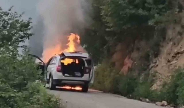 Seyir halindeki otomobil alevlere teslim oldu: 5 kişilik aile son anda kurtuldu