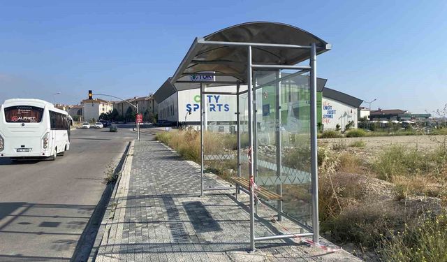 Vatandaşların tepkisi sayesinde bank gitti yerine otobüs durağı geldi