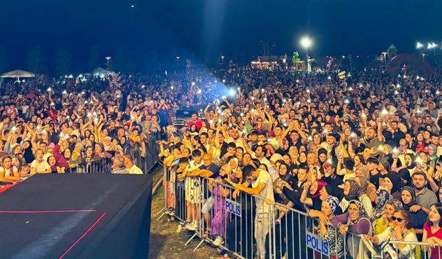 Çarşıbaşı festivalinde keşan gelinliği ve konserler geceye damga vurdu