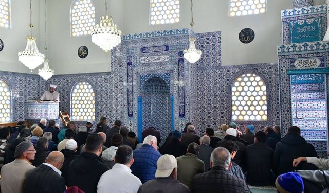 Vali Tahir Şahin Kadırga’daki Fetih Cuması programına katıldı