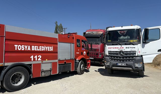 Tosya’da Tır Yangınına Beton Mikseriyle Müdahale