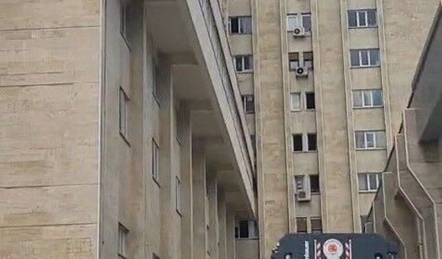 9. kattaki cama çıktı, polis ekiplerinin ikna çalışmasıyla indirildi