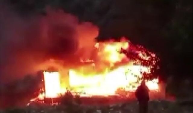 Amasya'da ahşap ev alev alev yandı