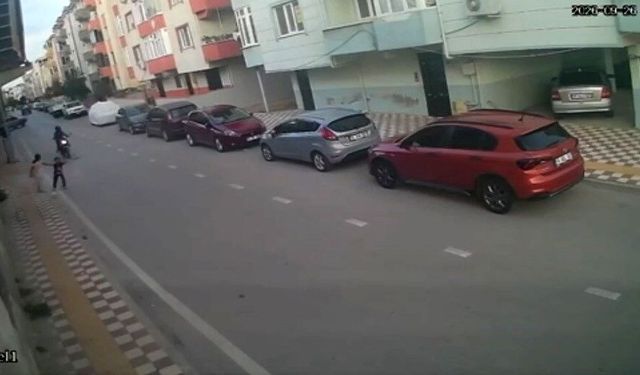 Aniden yola çıkan çocuğa motosiklet çarptı: Kaza anı kamerada