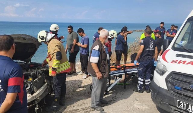 Arsuz'da uçurumdan yuvarlanan otomobilin sürücüsü yaralandı