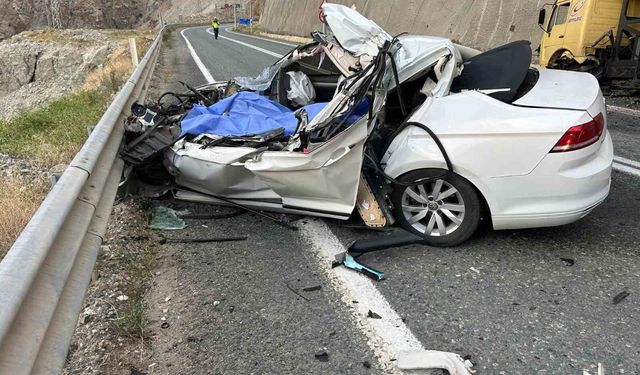 Artvin-Erzurum kara yolunda otomobil kamyonla çarpıştı: 1 ölü