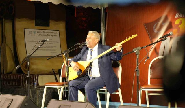 Bayburt'ta aşıklar 'Zafer Bayramı' anısına türküler söyledi