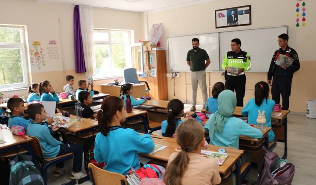 Bayburt'ta ilkokul öğrencilerine trafik güvenliği eğitimi verildi