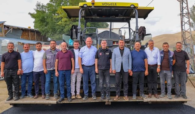 Bayburt'un grup yollarında asfalt ve genişletme çalışmaları sürüyor