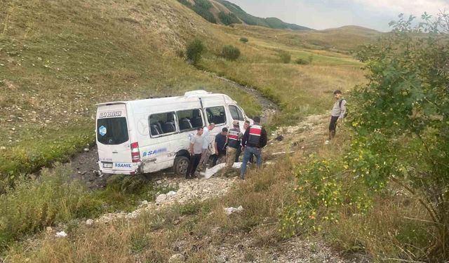 İspir'de yolcu minibüsü şarampole devrildi: 3 yaralı