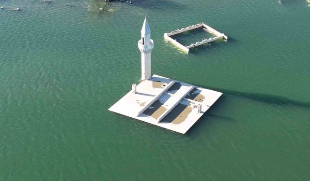 Kars'ta sular çekildi, eski köy ortaya çıktı
