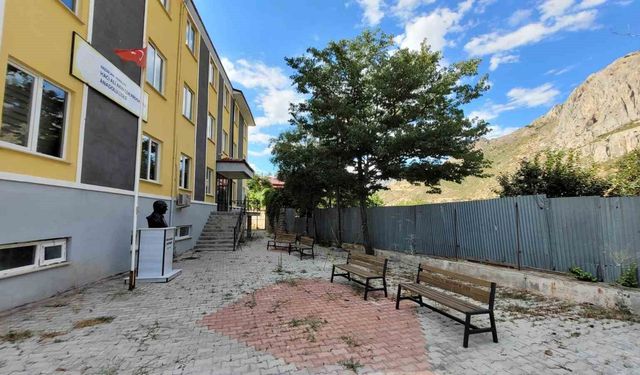 Kemaliye'de onarılmayan okul istinat duvarı tehlike oluşturuyor