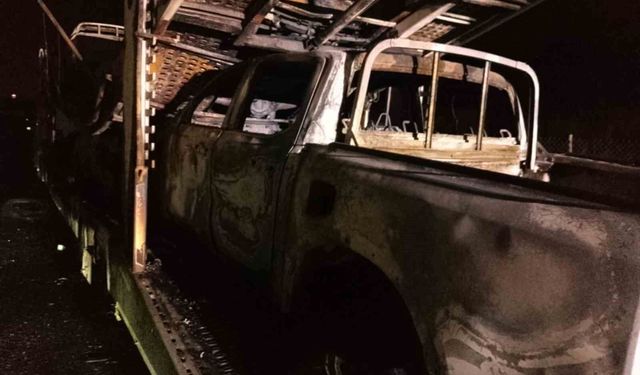 Osmaniye'de sıfır araç taşıyan tır yandı: 4 pikap küle döndü