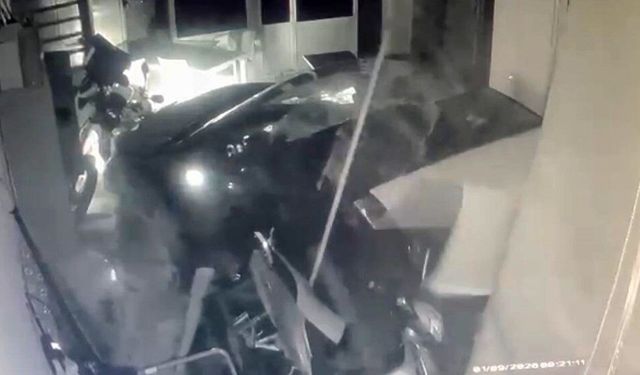 Otomobil, iş yerine girdi: O anlar kameraya yansıdı