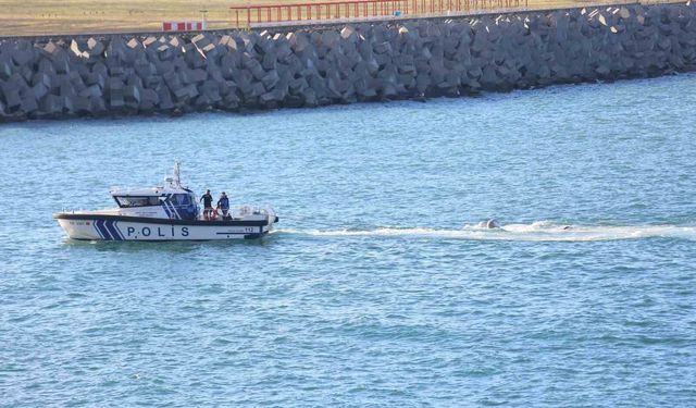 Rize açıklarına acil iniş yapan uçak limana çekildi