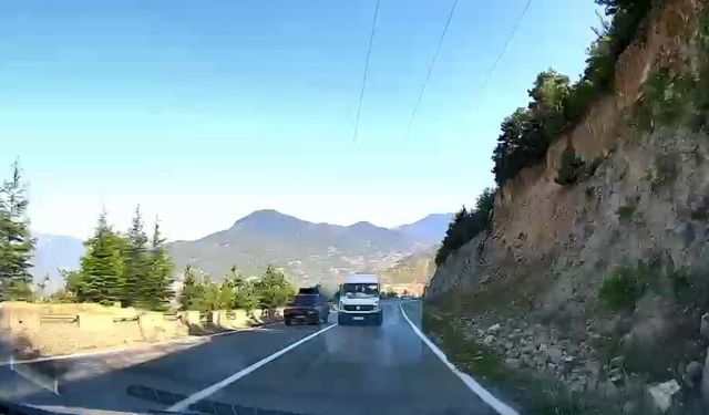 Yolcu minibüsünün hatalı sollaması kamerada