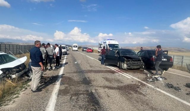 Bayburt-Demirözü Kara Yolunda 3 Araç Çarpıştı: 9 Kişi Yaralandı