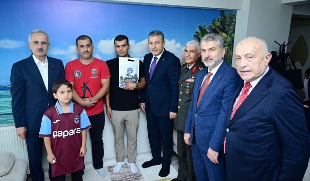 Bakan Uraloğlu Gaziler Günü’nde Trabzon’da Sedat Bayrak’ı Ziyaret Etti