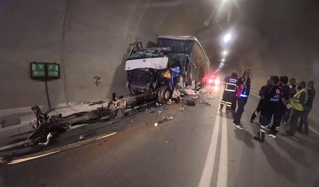Artvin’de Tünelde Feci Kaza: Kamyonet ile İki Tır Çarpıştı